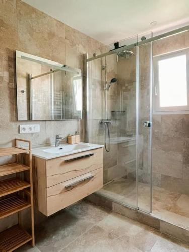 une salle de bain avec douche et lavabo dans l'établissement Villa avec Piscine, sans vis-à-vis, plage à 13mn à pieds, à La Seyne-sur-Mer