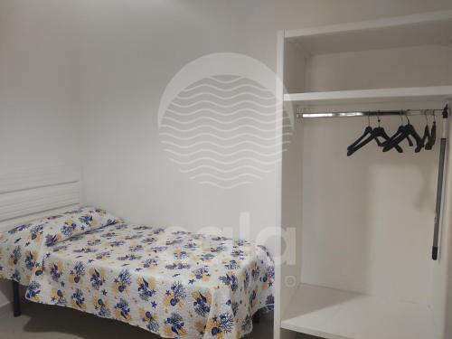 トッレ・ラピッロにあるVilla Mariposa n°3のベッドルーム(ベッド1台、棚付)
