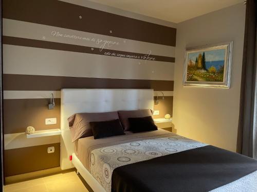 パルム・マールにあるVivienda del Solのベッドルーム1室(ストライプの壁のベッド1台付)