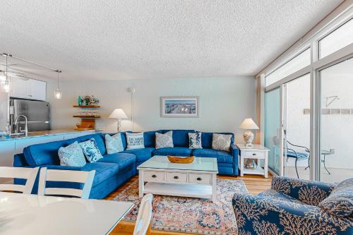 ein Wohnzimmer mit einem blauen Sofa und einem Tisch in der Unterkunft Pyramid V in Ocean City