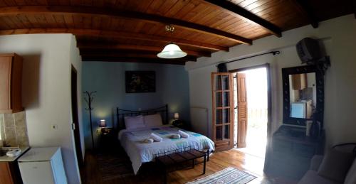 Koustenis Village tesisinde bir odada yatak veya yataklar