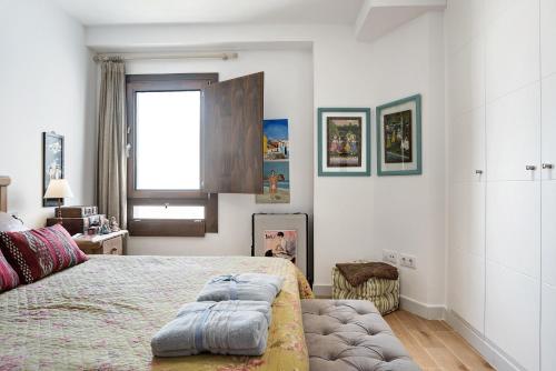 a bedroom with a bed and a window at La Casuca in Vejer de la Frontera