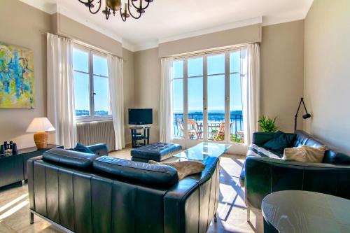 una sala de estar con un sofá y una mesa en Villa Soleil d'Or, en Villefranche-sur-Mer