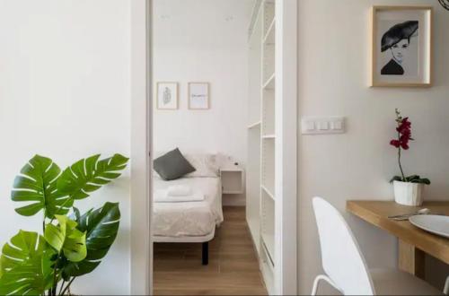 a small apartment with a desk and a room with a couch at Apartment close to the beach in Sant Adria de Besos