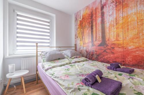um quarto com uma cama com um quadro na parede em Apartament Morcinka em Bytom