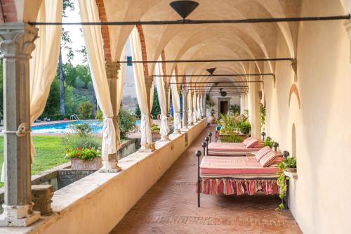 una fila di tavoli in un edificio con sala giochi di Hotel Certosa Di Maggiano a Siena