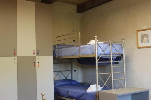 德羅內羅的住宿－Appartamento del Monastero，配有蓝色床单的客房内的两张双层床