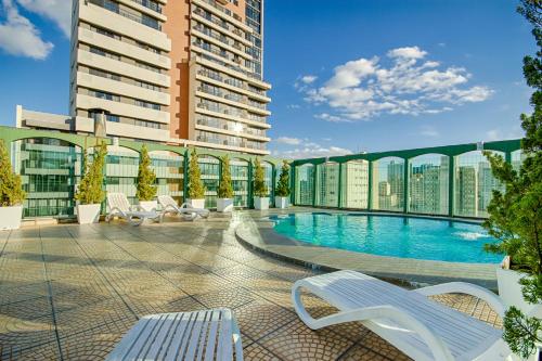 een zwembad op het dak van een gebouw bij Hotel Nacional Inn Curitiba Estação Shopping in Curitiba