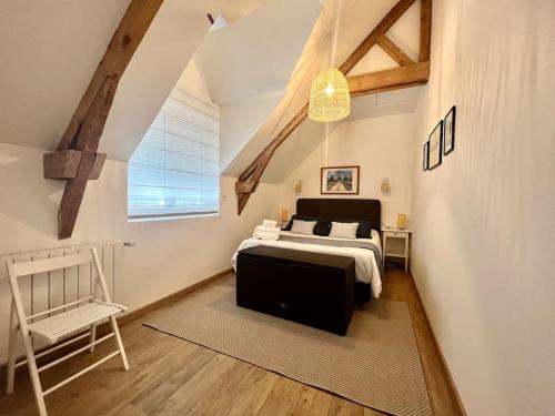 une chambre avec un lit et une chaise dedans dans l'établissement Villa Salicorne, à Quiberon