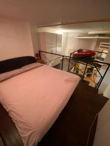 Кровать или кровати в номере Underground Haven and free parking