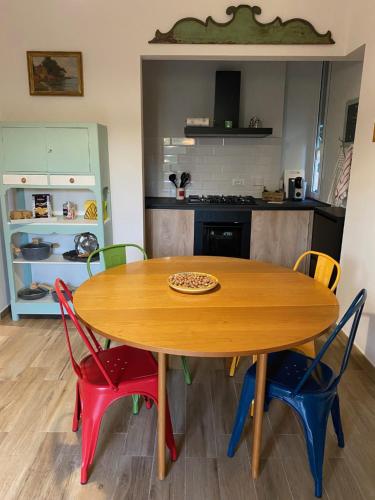 - une cuisine avec une table et des chaises en bois dans l'établissement “Da Gio” in un antico borgo di Genova, à Gênes