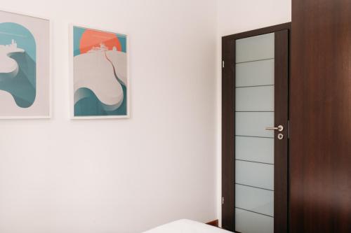 a room with a door and a mirror and a wall at Apartament 19 Delux- Bliżej Zdroju in Polanica-Zdrój