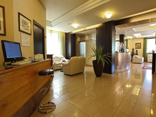 TV a/nebo společenská místnost v ubytování Euro Hotel