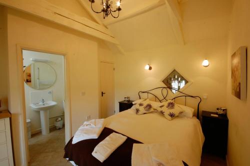 um quarto com uma cama com um lavatório e um espelho em Remus em Larling