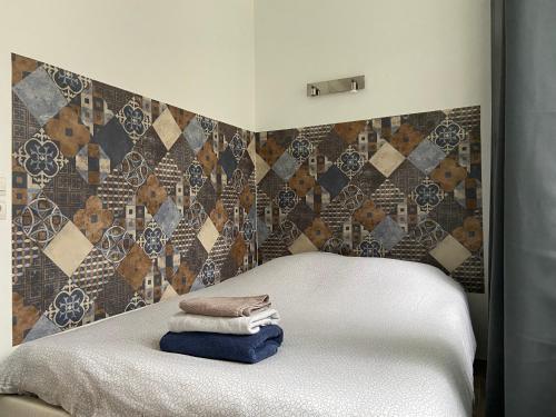 une chambre avec un lit avec des serviettes dessus dans l'établissement ROYALE APARTMENTS VIEUX LILLE 24H24H Access, à Lille