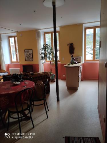 salon ze stołem i kanapą w obiekcie Afrique Appartement de 42m2 à la montagne w mieście Eaux-Bonnes