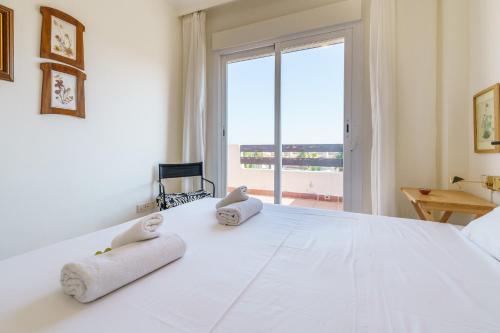 Postel nebo postele na pokoji v ubytování CT 187 - Calanova Golf Suite