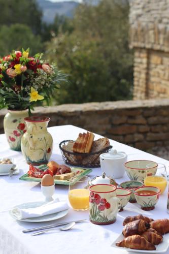 a table with food and cups and plates of food at La Bastide du Beausset-Vieux in Le Beausset