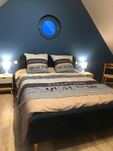 Cama o camas de una habitación en Domaine les petits bois seminaire 36 couchages avec piscine privée 31 degrés