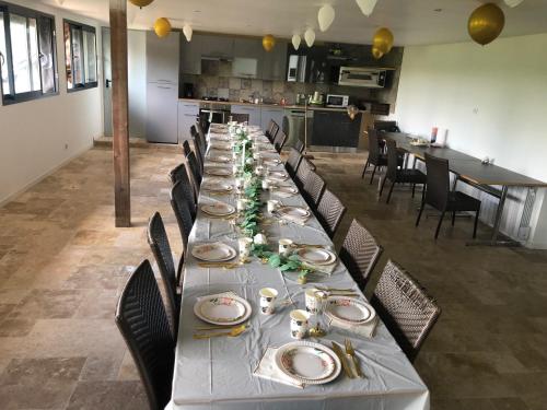 Un restaurante o sitio para comer en Domaine les petits bois seminaire 36 couchages avec piscine privée 31 degrés