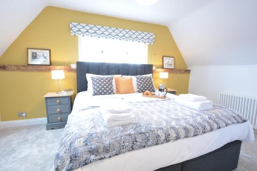 Ένα ή περισσότερα κρεβάτια σε δωμάτιο στο Woodland Cottage, Great Glemham