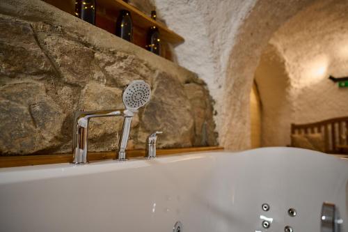 La salle de bains est pourvue d'une baignoire avec un robinet. dans l'établissement Sklep jinak, à Jihlava