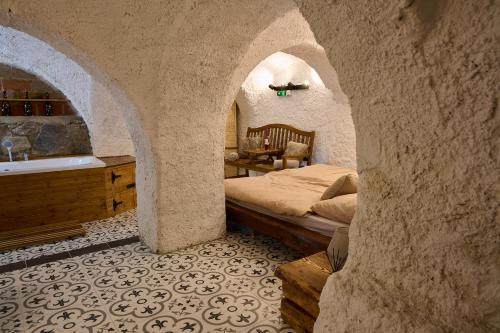 - une chambre avec un lit, un lavabo et une baignoire dans l'établissement Sklep jinak, à Jihlava