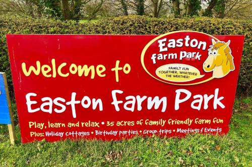 a sign for the entrance to an easter farm park at The Round House in Kettleburgh