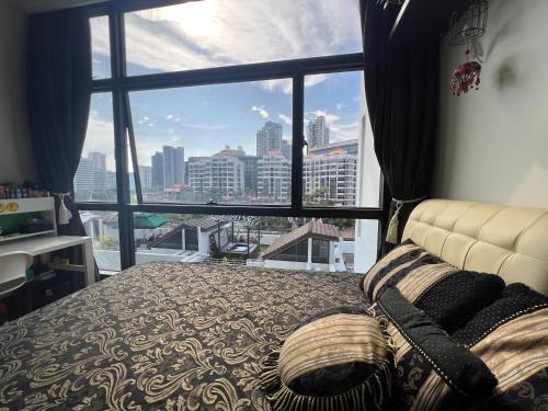 - une chambre avec un lit et une grande fenêtre dans l'établissement River Place, à Singapour