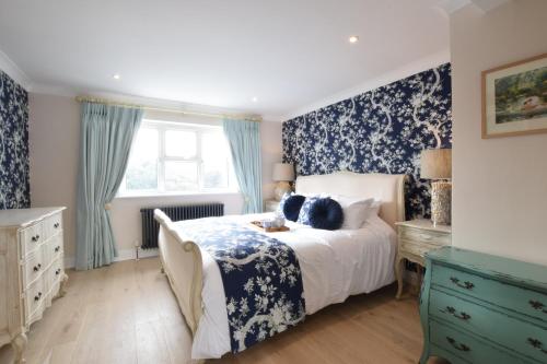 um quarto com uma cama com um urso de peluche em Napier House, Southwold em Southwold