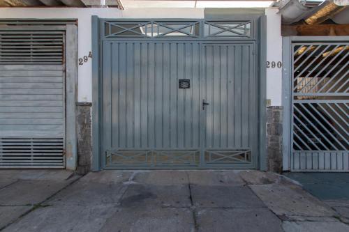 a large metal door on the side of a building at Casas no Tatuapé Garagem e Portão Automático 284 a 314 in Sao Paulo