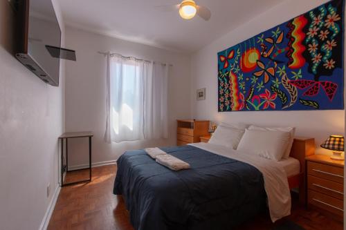 um quarto com uma cama com um quadro na parede em Casa no Tatuapé com Garagem e Portão Automático em São Paulo