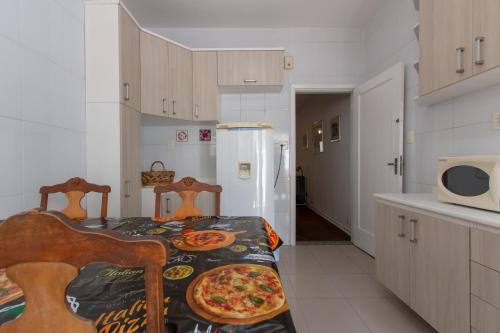 a kitchen with a table with a pizza on it at Casas no Tatuapé Garagem e Portão Automático 284 a 314 in Sao Paulo