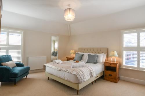 The Teepee, Southwold في ساوثوولد: غرفة نوم بسرير كبير وكرسي ازرق