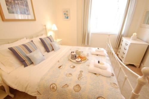 ein Schlafzimmer mit einem Bett und einem Tablett mit Essen drauf in der Unterkunft High Tide, Crabbe Street, Aldeburgh in Aldeburgh
