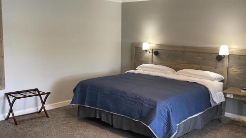 Postel nebo postele na pokoji v ubytování BlueGem Motel