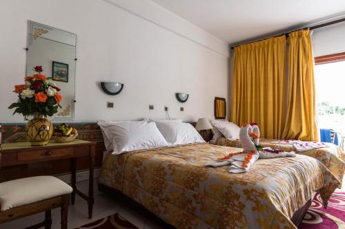 ein Schlafzimmer mit einem Bett mit einem ausgestopften Tier darauf in der Unterkunft Hotel Sindibad in Agadir