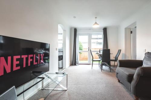 a living room with a couch and a tv at BEST PRICE - Fantastic 2bed 2bath City Centre Apartment! 1 Double bed, 3 Singles or Kingsize, Sofabed, Smart TVs, FREE PARKING in Southampton