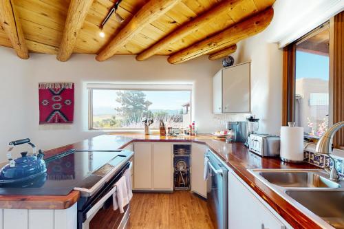 Una cocina o zona de cocina en Cottam Pines A & B