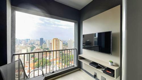 Zimmer mit einem Balkon und einem großen Fenster in der Unterkunft 360 Suítes VN Turiassú by Housi - Apartamentos mobiliados in São Paulo