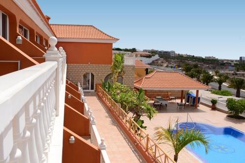 een balkon van een huis met een zwembad bij Apartamentos Callaomar in Callao Salvaje
