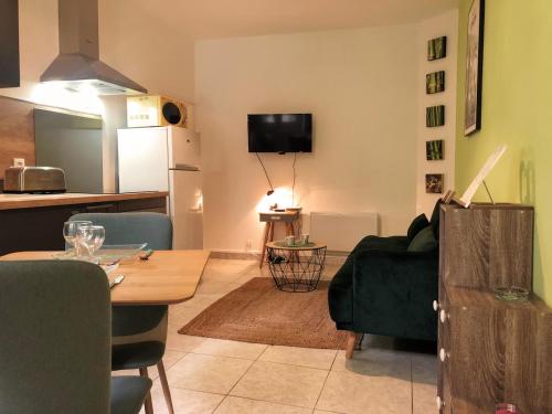 Il dispose d'une cuisine et d'un salon avec une table et une salle à manger. dans l'établissement T2 entièrement équipé et refait à neuf à 10mn Alès, à La GrandʼCombe