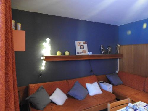 Posezení v ubytování Très beau studio avec terrasse vue sur les pistes