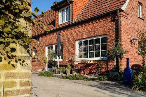 a brick house with a blue vase in front of it at Apartment Mini-Loft am Schloss in Raesfeld