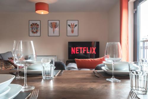 a table with wine glasses on top of it at BEST PRICE! STUNNING 2 Bed City Centre - 4 single beds or 2 Super king, Smart TVs, Sofa Bed & FREE SECURE PARKING in Southampton