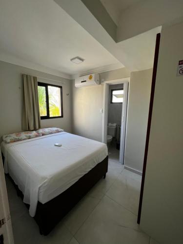 um quarto com uma cama grande num quarto em Ap Aquaville resort -CE em Aquiraz