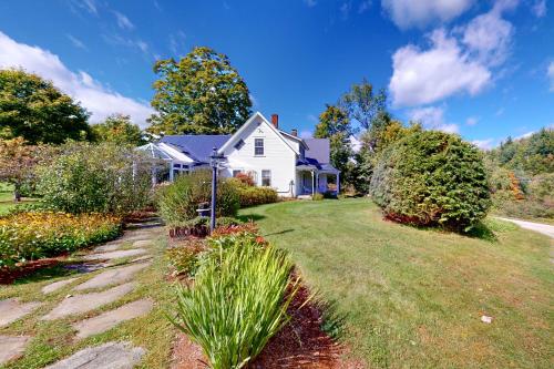 a white house with a yard with plants at Lincoln Escape in Lincoln