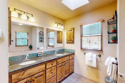 un bagno con due lavandini e un grande specchio di Del Norte Manor Unit B a Santa Fe