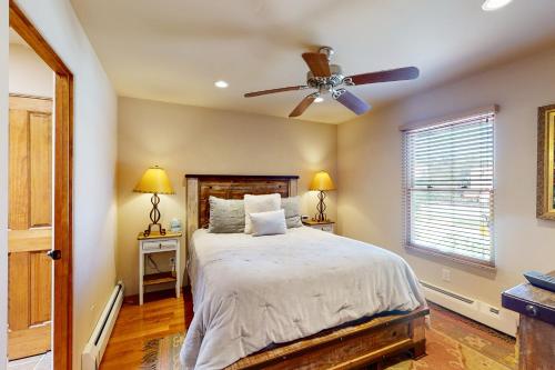 una camera con letto e ventilatore a soffitto di Del Norte Manor Unit B a Santa Fe