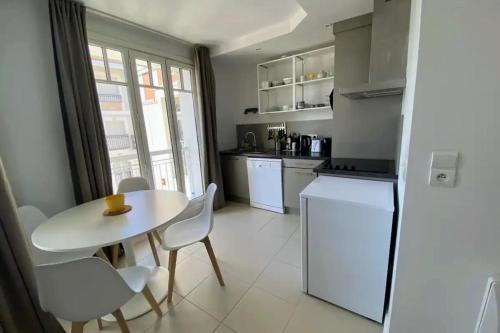 Dapur atau dapur kecil di Nice Cocoon 45 M With Balcony Near The Beach